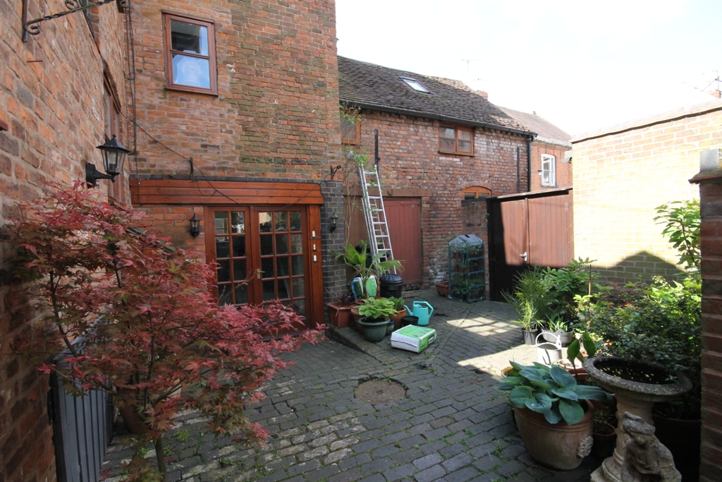 HXWorcester's tweet photo. Goodevening #Worcestershirehour. Hope you all had a great day. We have a great 2 bed #rentalproperty coming up in #Uptonuponsevern in a #convertedbuilding. 01905 630600 for further info. #Landlords #Worcester #property https://t.co/CaUJBNRWDF