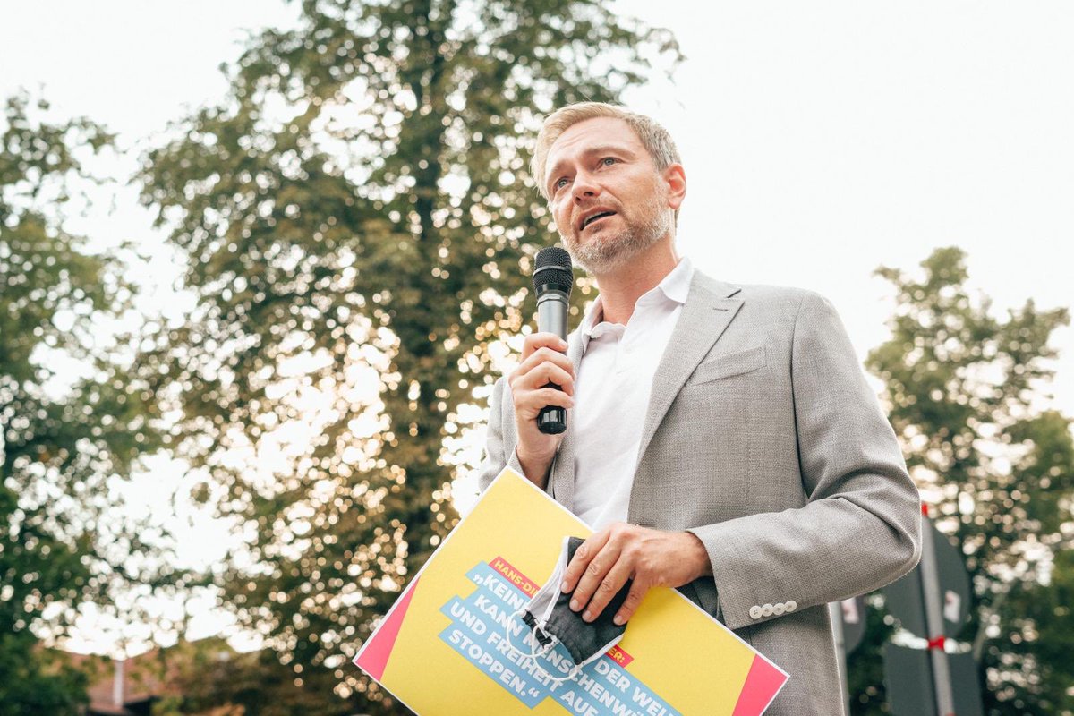 Habe mich heute der spontanen Demonstration vor der Botschaft von #Belarus angeschlossen, um für Freiheit, Demokratie und Menschenrechte in Weißrussland zu demonstrieren. Die #EU darf zu #Lukaschenko nicht schweigen. Danke an alle, die teilgenommen haben. CL <a href="/krstdt/">matti</a>