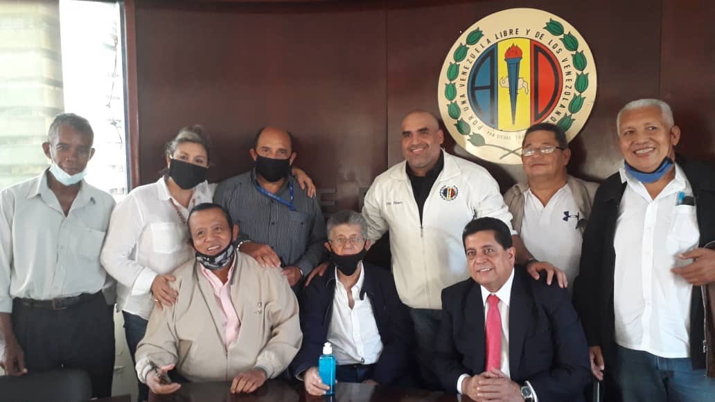 mdominguezAD's tweet photo. Los traidores se escudan en colectivos y fuerzas de seguridad del régimen usurpador para intentar imponerse en nuestra directiva,pero nuestra militancia está segura de sus ideales,solo reconoce a nuestros verdaderos líderes @hramosallup @prospericarlos. #ADSeDefiende #ADEsDeVzla https://t.co/1s0wfngrhY