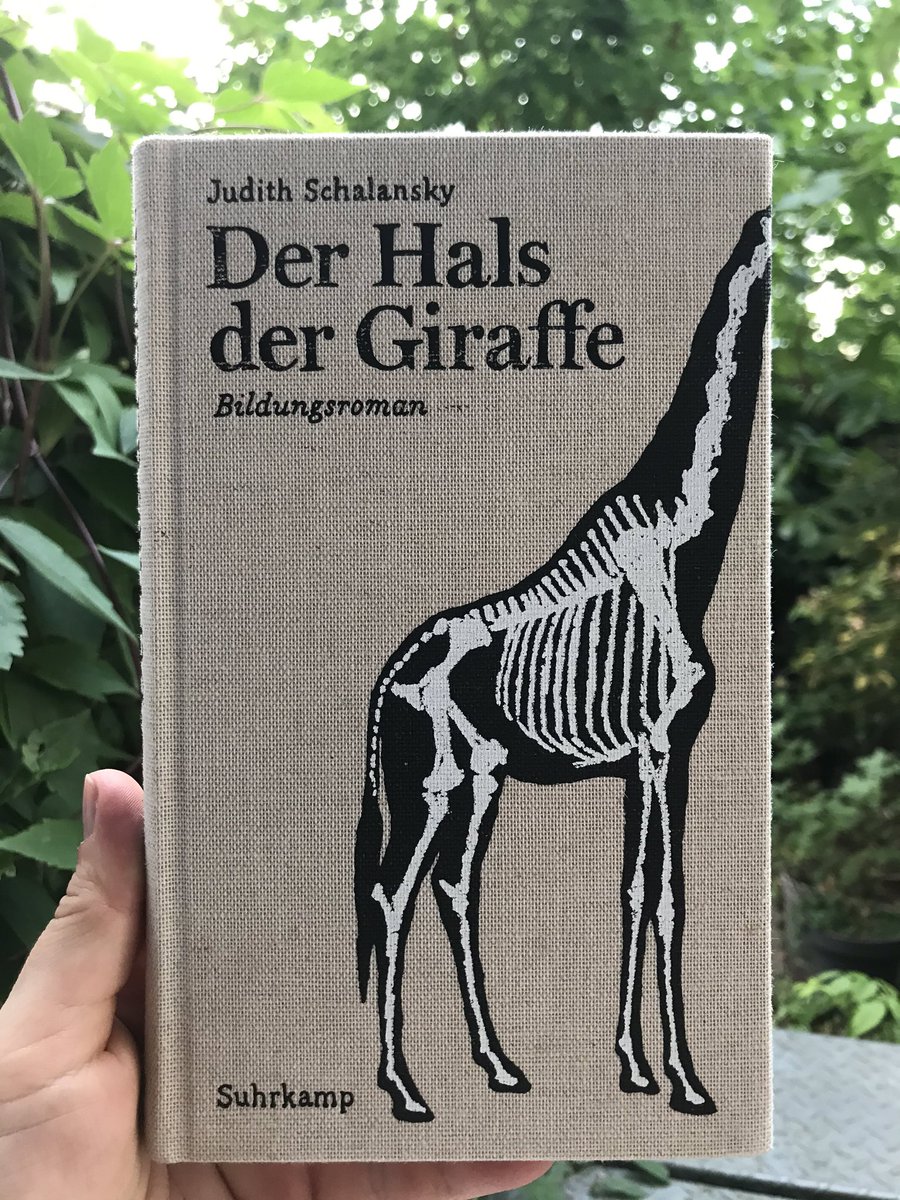 nirrean's tweet image. Buch 4 meiner #DistantReading-Lesegruppe: „Der Hals der Giraffe“ von Judith Schalansky. Ein Bildungsroman. An der Tür der literaturwissenschaftlichen Kammer meines Kopfes schaben Lektüreerinnerungen an Törleß und von Gunten. Teils boshaft geschrieben, mag es bisher. #frauenlesen