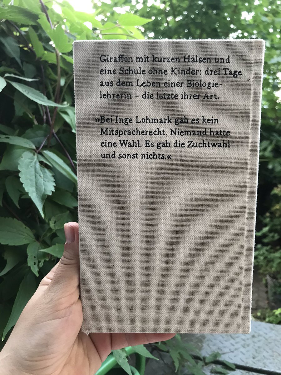 nirrean's tweet image. Buch 4 meiner #DistantReading-Lesegruppe: „Der Hals der Giraffe“ von Judith Schalansky. Ein Bildungsroman. An der Tür der literaturwissenschaftlichen Kammer meines Kopfes schaben Lektüreerinnerungen an Törleß und von Gunten. Teils boshaft geschrieben, mag es bisher. #frauenlesen