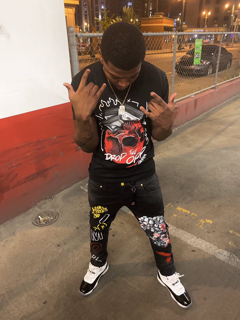 Zaytron1's tweet photo. I heard it’s money on my head we ain’t worried we dropping the same bag🦅😒 https://t.co/c0uMeiXgHa