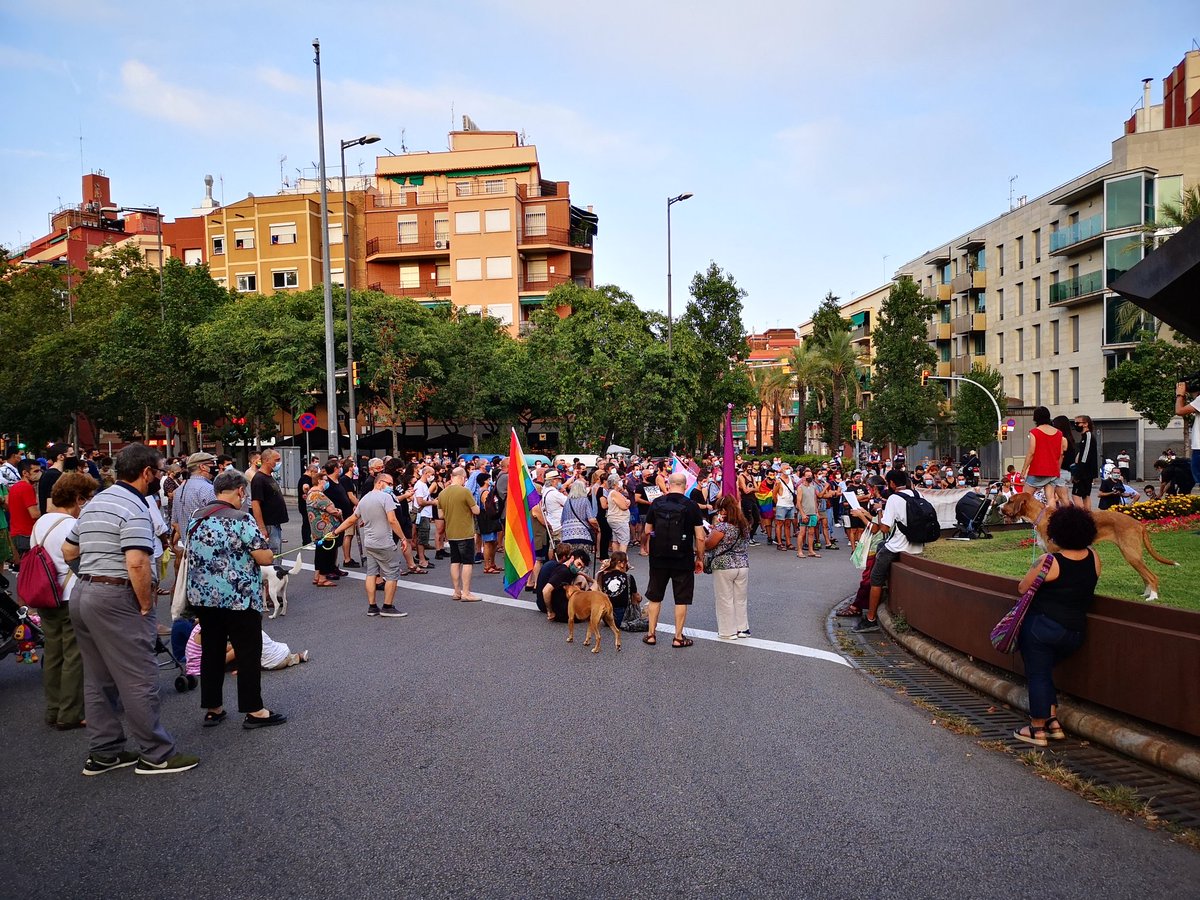 NouBarrisLGBTI's tweet photo. Avui, unes 200 persones ens hem concentrat a la Plaça de la República de #NouBarris per respondre a l'agressió LGBTI-fòbica de dissabte a Canyelles.

Gràcies a totes les entitats i organitzacions que han donat suport!

#NouBarris #9BContraLGBTIfòbia

Fotos: @Occat93 / @Sirereta https://t.co/Hzcag7s0dN