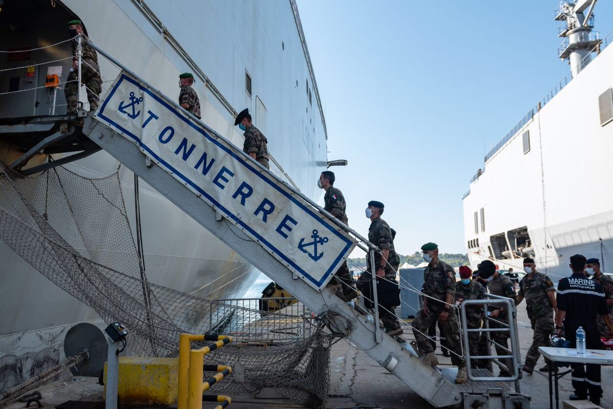 Parti hier soir de Toulon, le porte-helicoptères Tonnerre traverse la Méditerranée en direction de Beyrouth. À son bord plus de 700 militaires, des denrées alimentaires, des médicaments, des moyens du génie. Nous nous tenons aux côtés du peuple libanais dans cette épreuve.