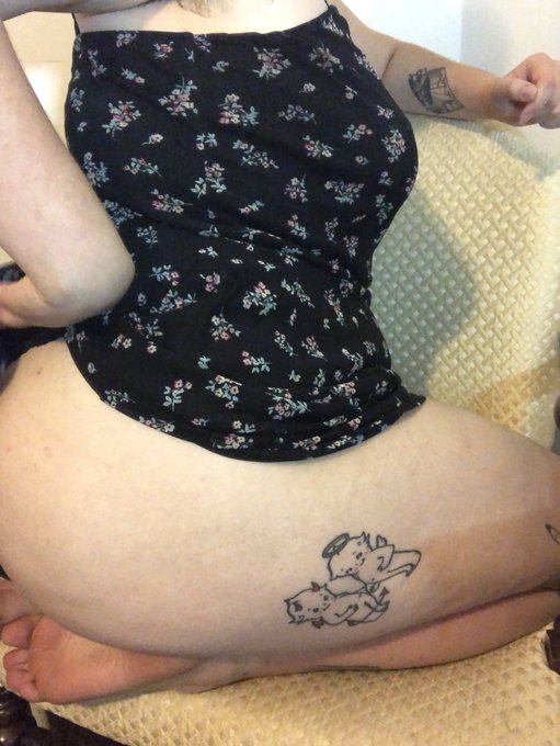 do u like my outfit? https://t.co/y2XvZVfi77