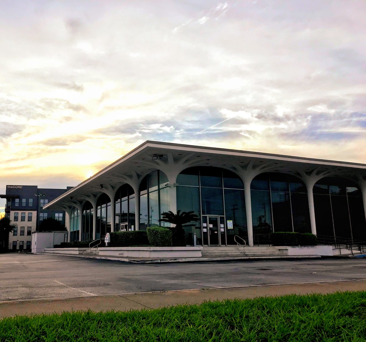 HoustonPlanning's tweet photo. Did you know, as of 2020, 1970 is considered historic? Check out this #MidModMonday stunner & its tree-like columns and arched windows, designed in 1970 by architects Wilson, Morris, Crain, & Anderson. #modtexas #houstonarchitecture #HoustonHistory https://t.co/yDFhcLi3VQ