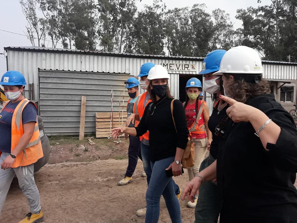 GobiernoRocha's tweet photo. En #SanLuis, @flaviacoelholim recorrió la obra #MEVIR.
La visita fue solicitada por un grupo de beneficiarias y de parte del equipo técnico del Movimiento de Erradicación de la Vivienda Insalubre Rural.
#RochaCrece https://t.co/LklauujCvI