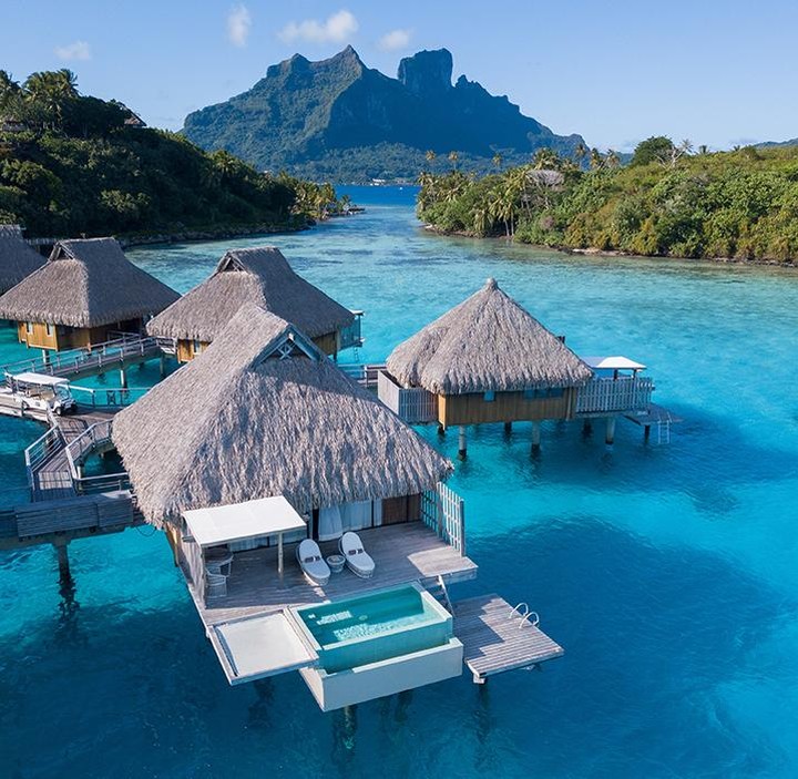 Who said you could not enjoy the unique view of Mont Otemanu from our bungalows ? 4 of our villas are offering a private pool facing this beauty.
