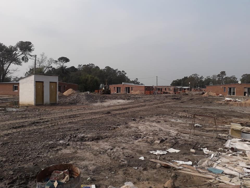 GobiernoRocha's tweet photo. En #SanLuis, @flaviacoelholim recorrió la obra #MEVIR.
La visita fue solicitada por un grupo de beneficiarias y de parte del equipo técnico del Movimiento de Erradicación de la Vivienda Insalubre Rural.
#RochaCrece https://t.co/LklauujCvI