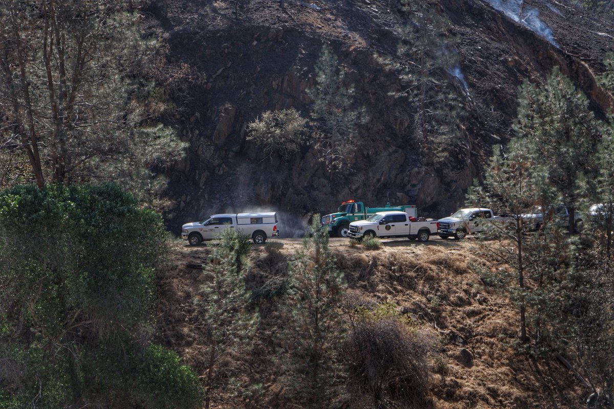 Sierra_NF's tweet photo. Firefighters continue to mop up and work on suppression repair of the #TrimmerFire. For the safety of our firefighters we ask that the public slow down and drive cautiously when near firefighters and equipment. For the latest information on the fire, visit https://t.co/i5VvwSzr7h https://t.co/Z1nFScgRoZ