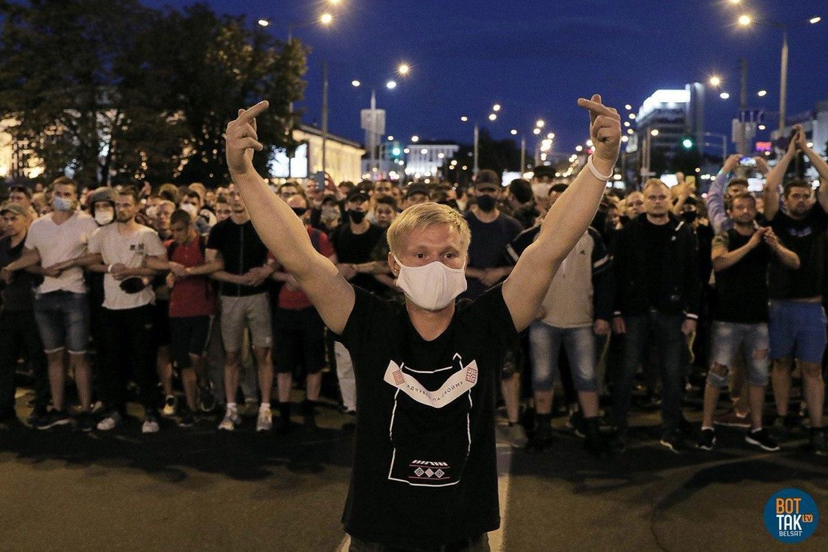 franakviacorka's tweet photo. Now: Clashes continue in different parts of Minsk, and in dozens of cities. Riot police shoot protesters with rubber bullets. https://t.co/bBWlHB4ROf