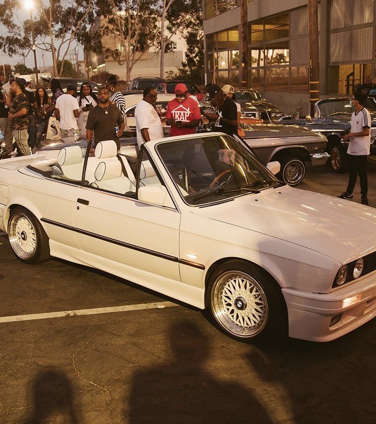 veryrarecars's tweet image. Mike Epps and Snoop Dogg lounging in a White 325i BMW E30