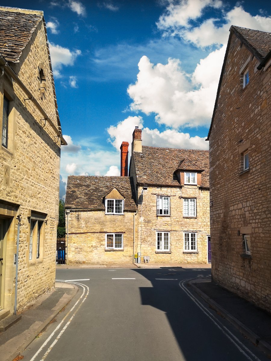 Beautiful Cotswold stone - a fantastic contrast to the ominous looking clouds and the punches of phthalo blue sky!

#Cotswoldcharacter #cotswoldstone #countrylane #cotswoldbuyingagent #househunter #ukcountryside #ruralcharm #countrycottage #phthaloblue