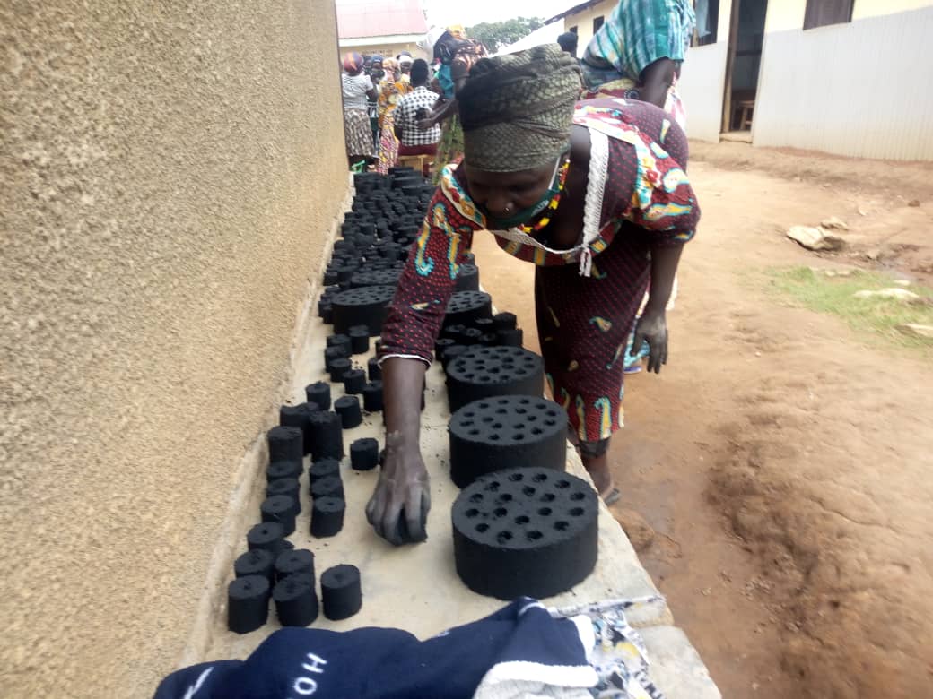 Over 30 #Refugees as well as few members of host #community of Koboko district completed their #Training in making briquettes that are believed will replace traditional wood commonly used to make hot meals, in efforts geared towards conserving #environment crossbordernet.org/can-briquettes…