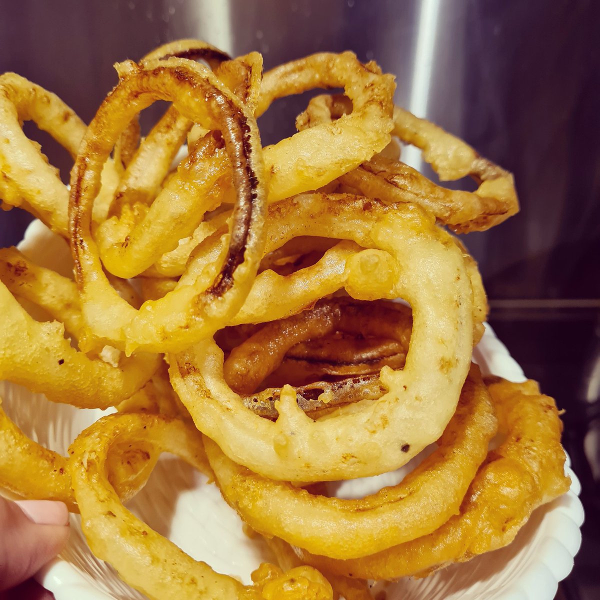 BunneryThe's tweet photo. 150g self raising flour, 200mls sparkling water, mix together, dip onion slices in and fry in hot oil for a couple of minutes, absolutely delicious #food #foodie #onionrings #cookingtutorials #cookeryclasses https://t.co/dSNqx10jUw