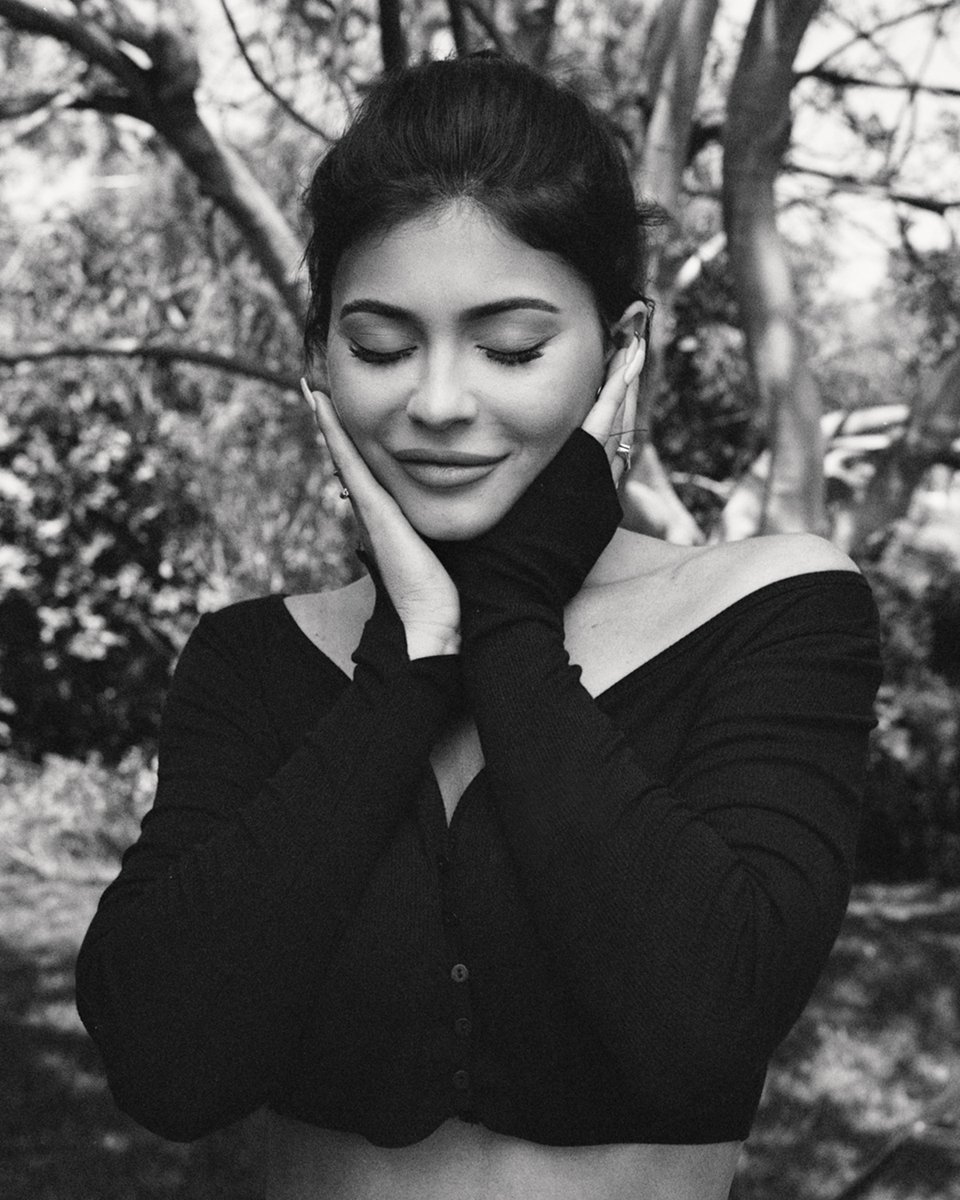KendallandKylie's tweet photo. Wishing you nothing but the best for your 23rd birthday 🖤 From everyone at KENDALL + KYLIE, happy birthday @kyliejenner 🖤 https://t.co/3TfKHIh4mz