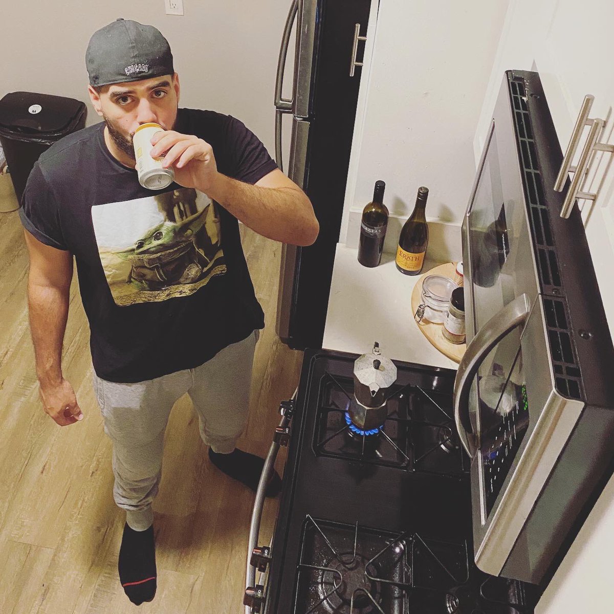 the_color_brown's tweet photo. No sabía si tomar café ☕️ o cerveza 🍺 así que me los di los dos. Música nueva muy pronto 🎶 #newmusic #comingsoon #thecolorbrown https://t.co/sN75ZYQMyS