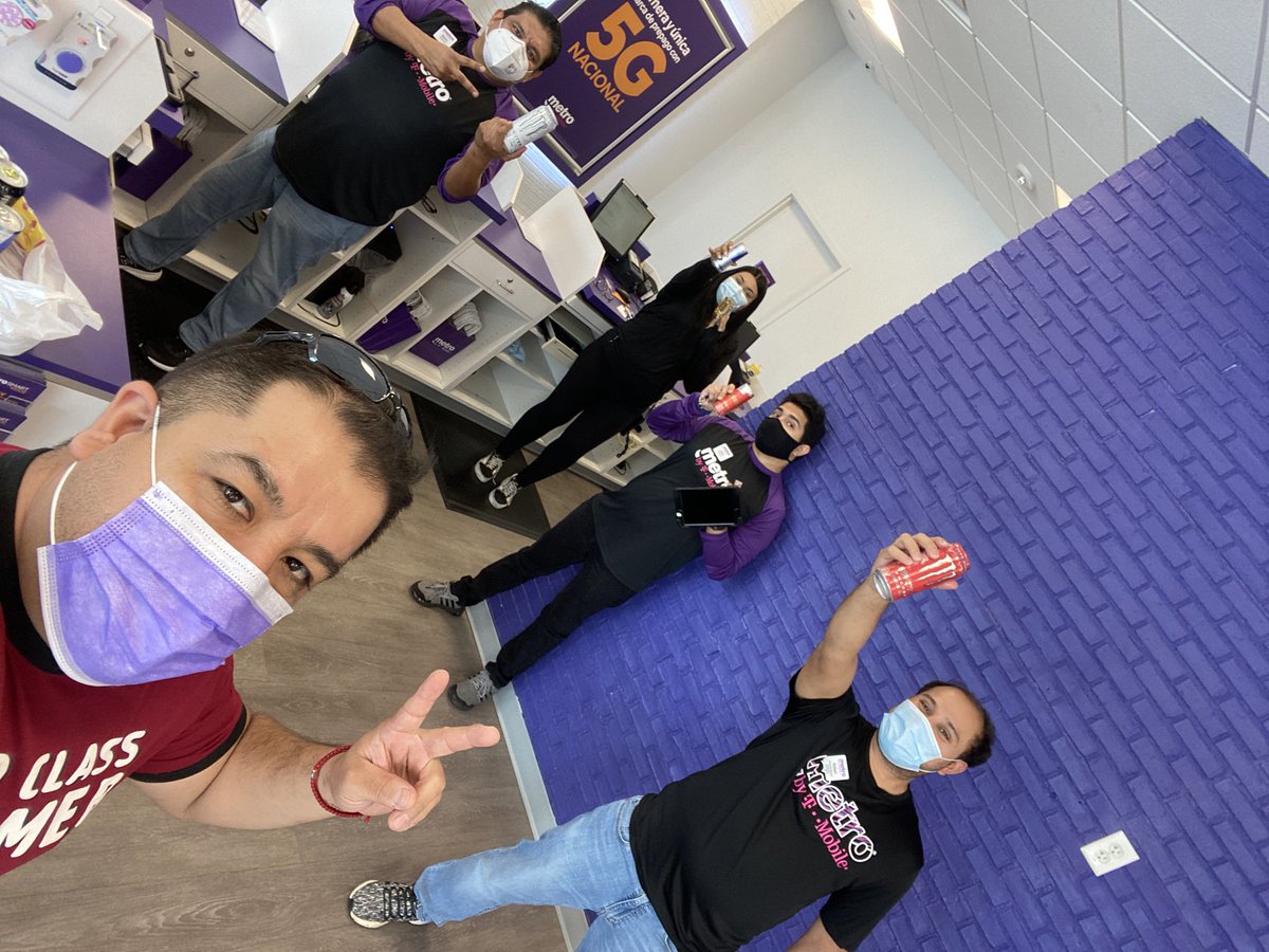 ralph_djr's tweet photo. Quick Stop to energize and bring some luck to our #BingleWarriors! #MagentaPurpleTeam #TeamTogether #SocialDistancingPic #LoveMyTeam #NoHou #Recognition @tmobilecareers @MetroByTMobile πππͺπ https://t.co/dqSIaQ7qAB