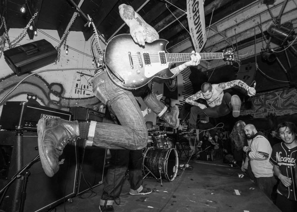 On this week’s MRR Radio, Rob goes wild with lots of new hardcore ragers, some classic Dutch punk and set of body moving new wave! From MASS ARREST to SMUT to TOTAL CONTROL, he’s got all your listening needs covered! maximumrocknroll.com/radio_show/mrr…