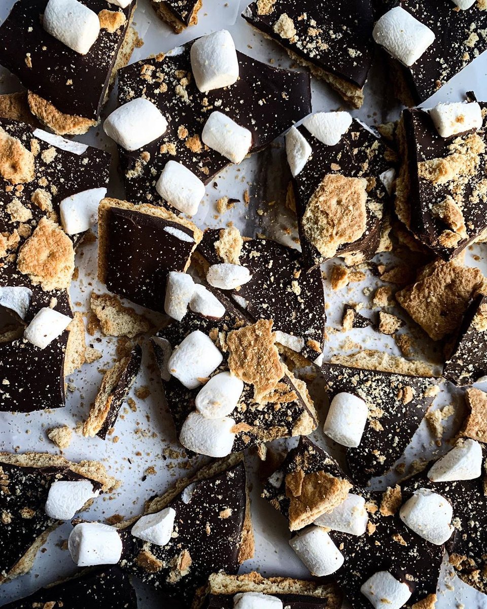 WHO WANTS MORE S’MORES? It’s #NationalSmoresDay &amp; we’re gushing over @its_nicolettemarie’s 5 minute s’mores chocolate bark. Try them for yourself!
