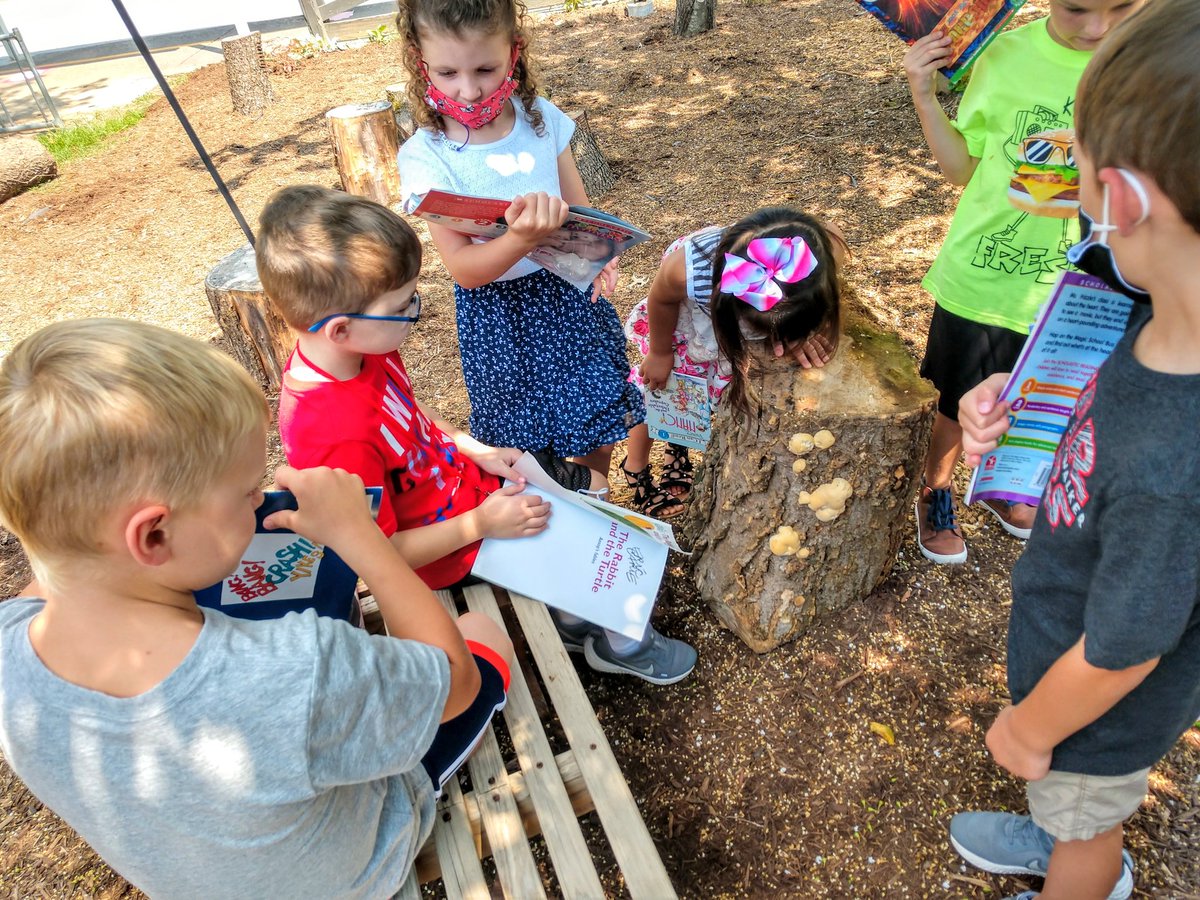 BethpageElemen1's tweet photo. My Why! Kids in the Reading Garden enjoying their books and discovering lichen, weird spiders, pumpkins, honey bees, and blooms. @co_sumner
@Watsonm100Mary @AmandaRippy https://t.co/A5R1I5wtUf