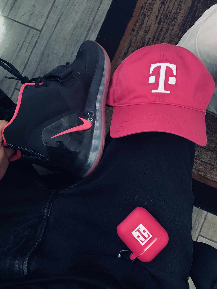 y_bgeorge's tweet photo. Is it only me or do we just love magenta on everything! @TMobileGear @MikeSievert @tmobile @tmobilegreer #TMobileTuesdays #TMobile #Magenta #Nike #Apple #Tmobile4life https://t.co/Xn2fHATSY2