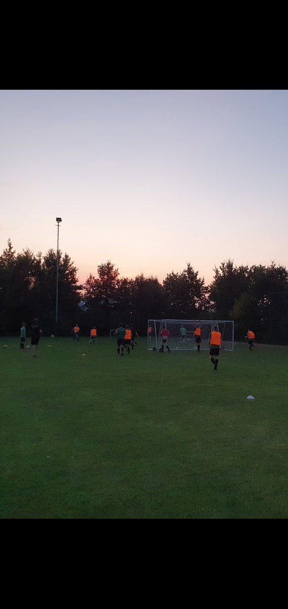 nickaltena's tweet photo. ⚽️ 3e training achter de rug met de JO17-1, met nog altijd het verdedigen en het omschakelen van balbezit naar balbezit tegenstander als thema. Op naar woensdag en dan zaterdag eindelijk oefenen !

@SVGramsbergen 
#gettingbetter
#gettingstronger
#counterpressing https://t.co/9cf1glsQNt