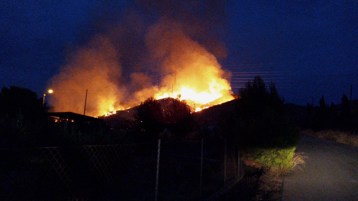 Incendio forestal en la pedanía lorquina de La Campana. Todos nuestros vehículos de intervención rápida con personal del servicio de emergencias y voluntarios de Protección Civil, están trabajando el la zona junto a los medios regionales del Plan Infomur.