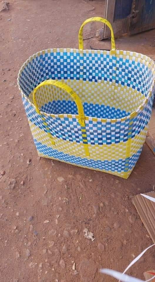 Alrofai625's tweet photo. #صنع_في_السودان 
عمنا حامد بيعمل سباته الخضار له 30عام وهو في نفس المجال موجود في سوق امدرمان شارع العناقريب جمب عمارة بنك فيصل سابقا ..بالله عليكم شوفو الاشياء الجميلة البصنعها  اتقان و جودة وباسعار بسيطة جدا يعني سعر السبت 200جنية فقط
 الناس البتمشي سوق امدرمان  اشترو منو
 Re https://t.co/1ahIuAyvnd