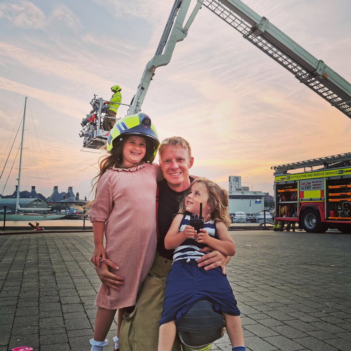 alexsmith983's tweet photo. Nice to have a little visit from The family while on #drillnight with @IpswichEastOC @SuffolkFire
#oneteam #firefamily #ipswichdocks https://t.co/mX1c0dilGY