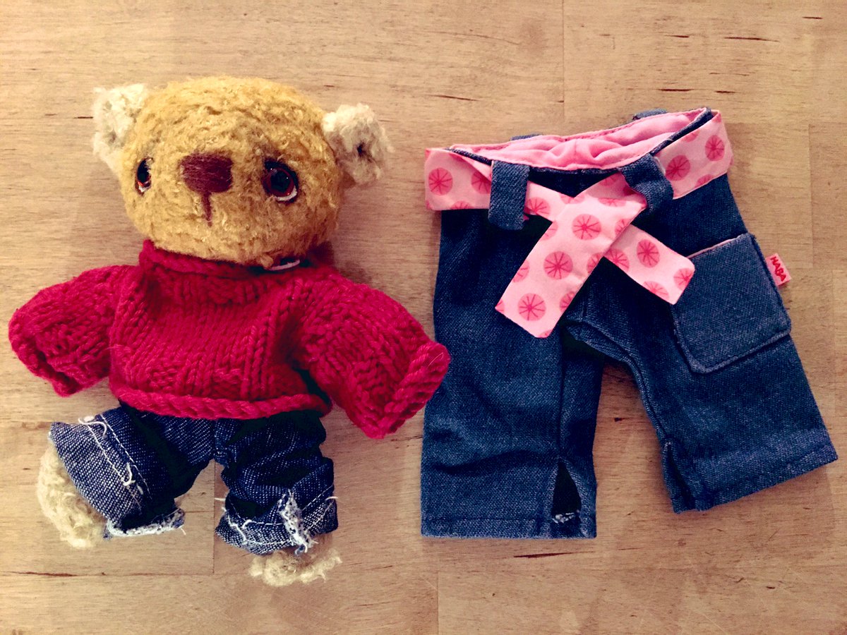 Human got me pants that are a size too big. I would love to give them to a friend.  It’s 12 cm long, the waist is 10 cm.  #FurryTails <a href="/TourGuideTed/">🇺🇦TourGuideTed©🧸🏳️‍🌈🐦🇪🇺</a> @ArchieFuzzy <a href="/FFurrington/">Flora Furrington 🧸💕</a> <a href="/beerbear21/">Samuel Bear</a> <a href="/Dutchie_Duffy/">#Toddy's friend Dutchie- Duffy 🐻</a> <a href="/PiepsMouse/">Pieps🐭 Theo🐻Björn🐻Winifred🐻Trix🐻</a>