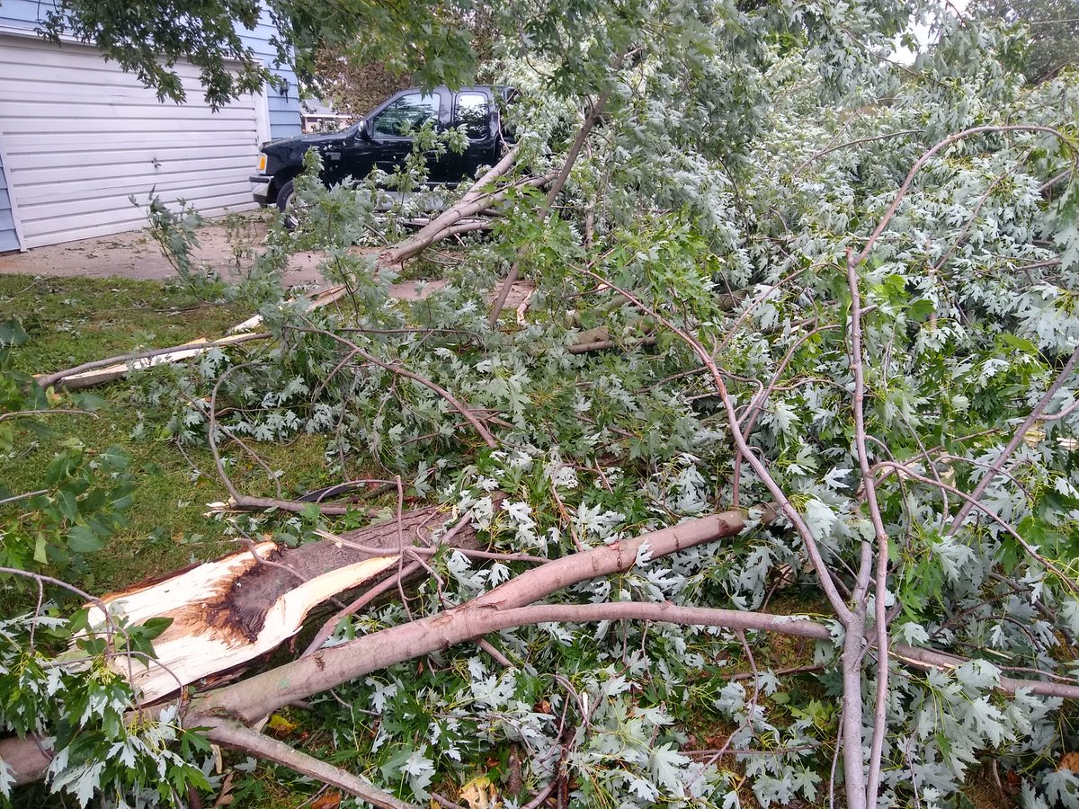Professor_GS123's tweet photo. Storm damage in Grinnell. #iawx @NWSDesMoines https://t.co/t11rC0nxxo