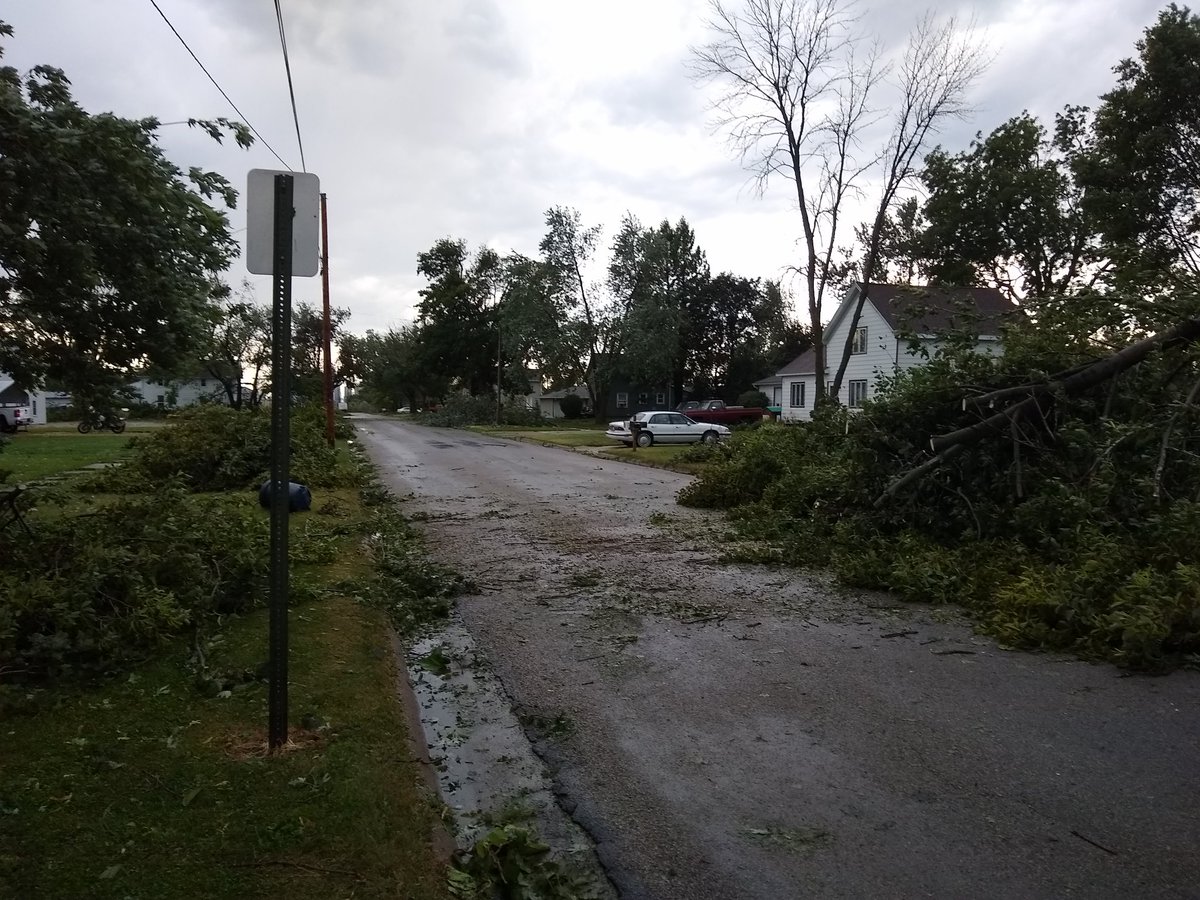 Professor_GS123's tweet photo. Storm damage in Grinnell. #iawx @NWSDesMoines https://t.co/t11rC0nxxo