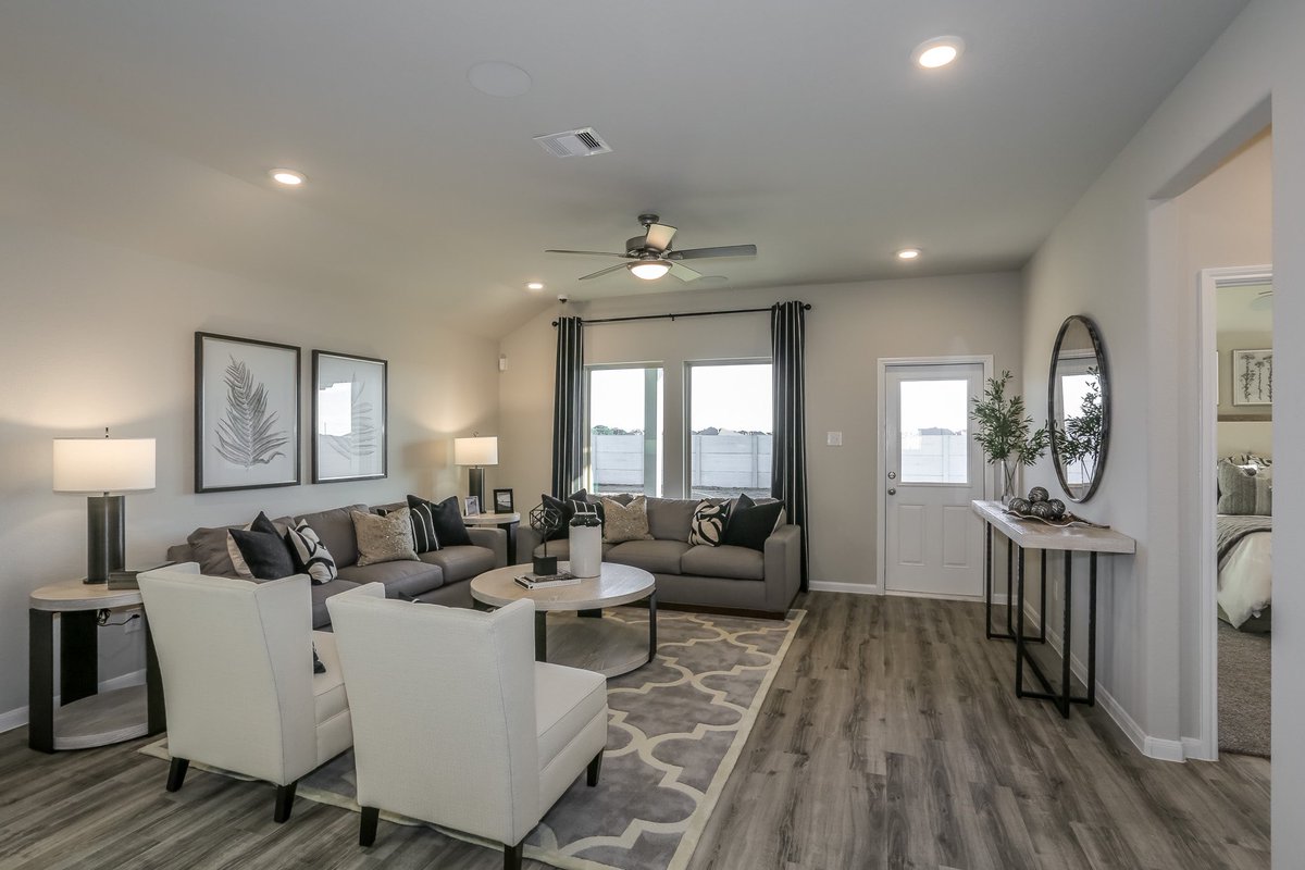 ubsdesigns's tweet image. It’s refreshing feeling, stepping into a warm living room that is filled with light.   

#beigepalette #livingroomdecor #greatroomdesign #modelhome #interiordesign