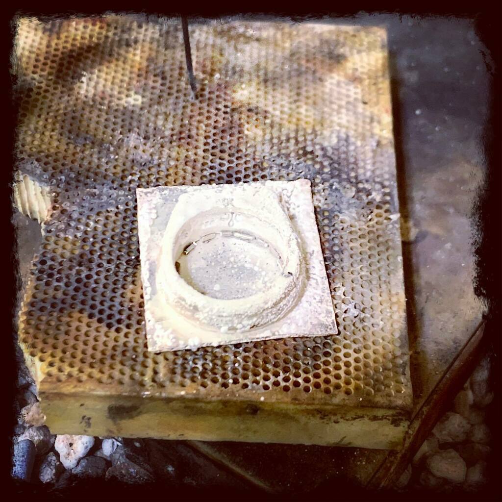 JasprCragg's tweet image. ⚜️Pressing on #processshot soldering set up. #argentiumsilver #anillo #bague #ring #studiojewelry #studiogoldsmith #thisismadeindc #madeindc #contemplativeartist instagr.am/p/CDuOPF4B77m/