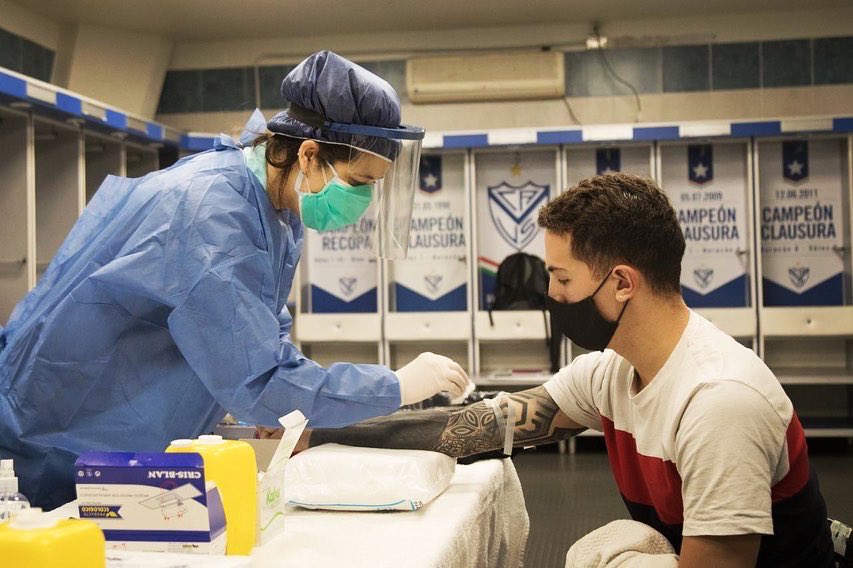 Argenomics's tweet photo. El sabado realizamos los testeos PCR para detectar Covid19 al plantel profesional de fútbol de primera división de @Velez, de acuerdo a los protocolos dispuestos por su cuerpo médico y dirigencia para ofrecerles a los jugadores y cuerpo técnico el mayor cuidado de salud https://t.co/Kq8BAaE5K8