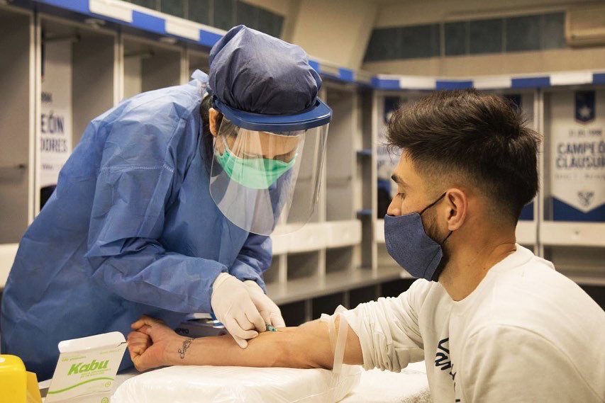 Argenomics's tweet photo. El sabado realizamos los testeos PCR para detectar Covid19 al plantel profesional de fútbol de primera división de @Velez, de acuerdo a los protocolos dispuestos por su cuerpo médico y dirigencia para ofrecerles a los jugadores y cuerpo técnico el mayor cuidado de salud https://t.co/Kq8BAaE5K8
