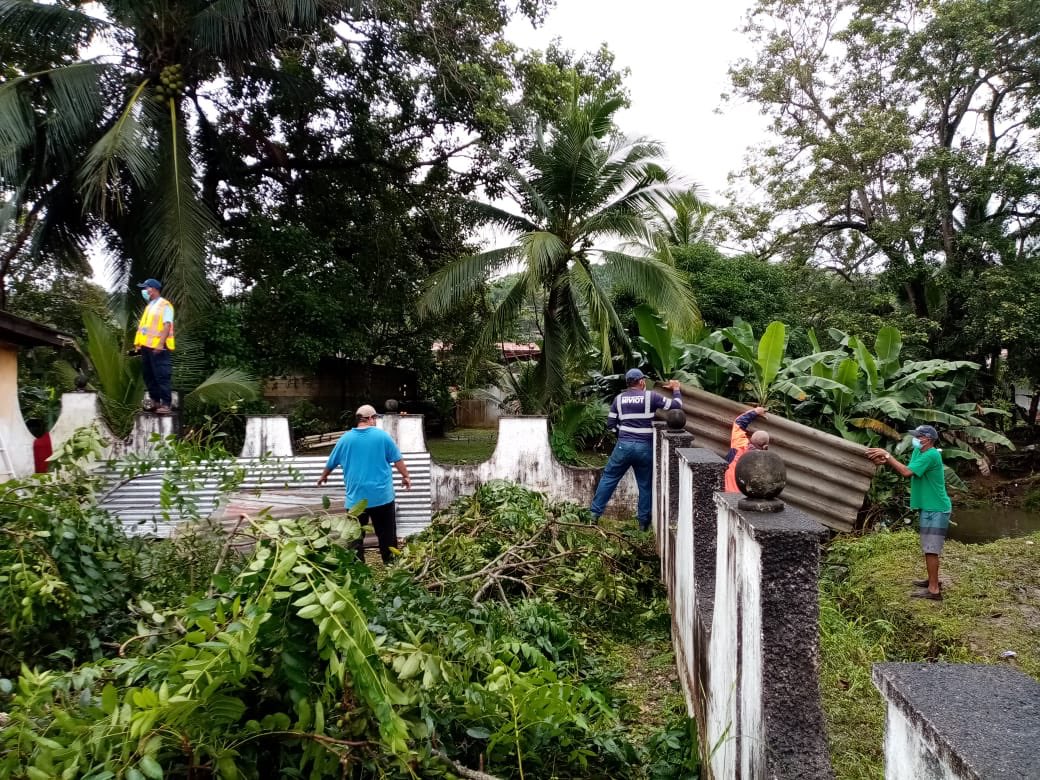 MIVIOTPma's tweet photo. A través de nuestro personal de #Conapro estuvimos el día de ayer reparando el techo de la vivienda de la familia que fue afectada por la caída de un árbol en el sector de Villa Guadalupe, corregimiento de Cativá en la provincia de Colón. #TrabajandoPorPanamá https://t.co/rcVW4P0QZp
