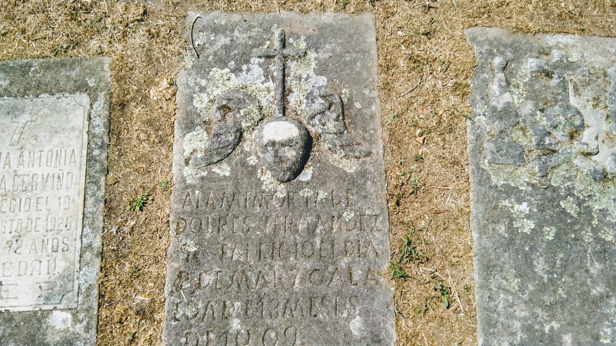 Hoy he descubierto unas lápidas funerarias de estilo puritano de Nueva Inglaterra en una aldea de Galicia. Cómo diablos llegaron hasta aquí? Os lo cuento.>