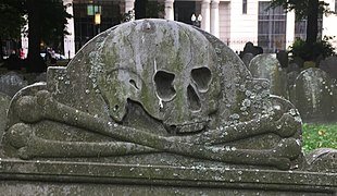 Entre fines del s. XVII y fines del XVIII se desarrolló en Nueva Inglaterra un arte funerario peculiar influenciado por el puritanismo y sus símbolos ascéticos. En las lápidas aparecen tres motivos dominantes: calaveras con tibias, calaveras aladas y relojes de arena.->