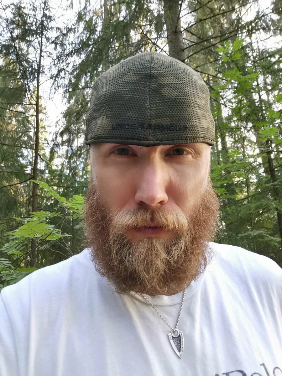 DELoffiziell's tweet photo. Ja, auch unsere #Schiedsrichter „leiden“, dass wir nicht spielen können. Und rasieren sich einfach nicht mehr richtig seit März. Kannst du aber tragen, Aleksi #Rantala 😉#bart #shavedownwirdeinfest https://t.co/CmuxuY9G6n