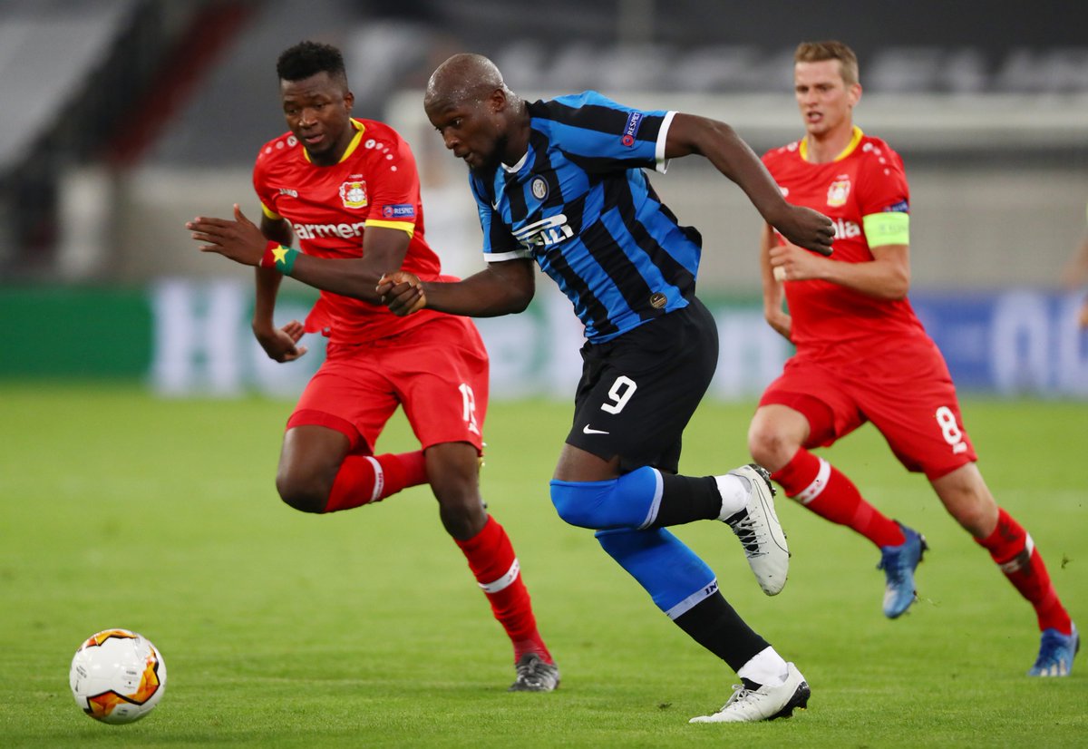 cplussportafr's tweet photo. #EuropaLeague ⚽ - L'#InterMilan 🇮🇹, premier qualifié pour les demi-finales !
👉 Grâce notamment à un immense #Lukaku qui a littéralement martyrisé la défense allemande 🇩🇪, les nerazzuri éliminent #Leverkusen sur le score de 2-1 et retrouveront Bâle ou le Chakhtar. #INTLEV https://t.co/DahqiQj0eU