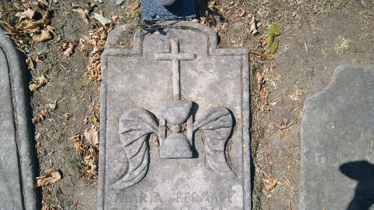 Pues bien, en el cementerio de Santa María de Sacos (Pontevedra) encontramos exactamente los mismos motivos en varias lápidas. Reloj de arena.->