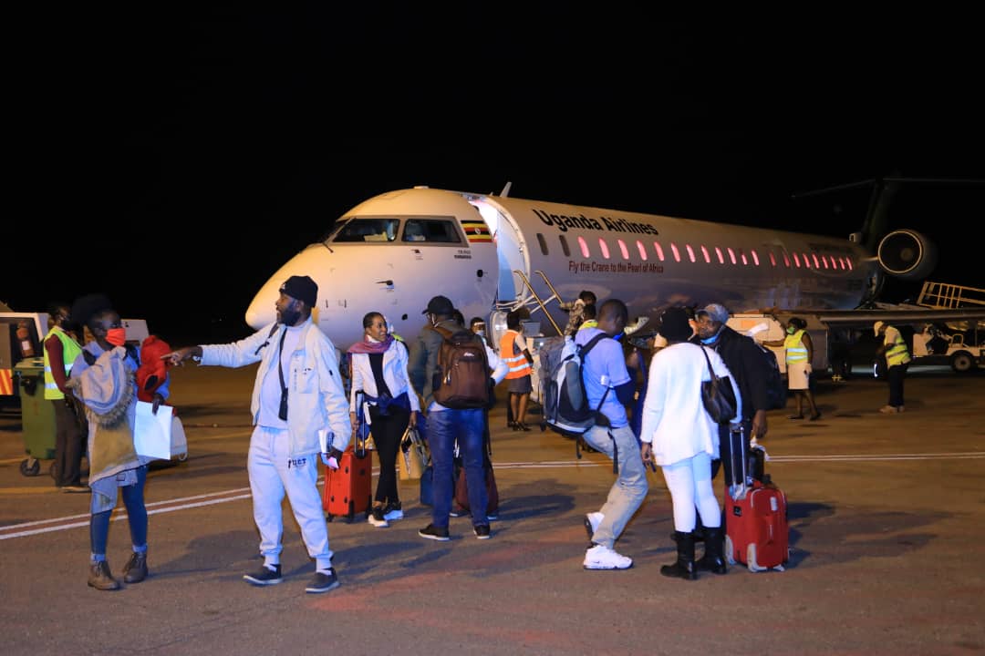 UgandaMFA's tweet photo. IN PICTURES : ARRIVAL OF UGANDAN NATIONALS AND LEGAL RESIDENTS WHO WERE STRANDED IN THE REPUBLIC OF SOUTH AFRICA AND ZAMBIA DUE TO THE COVID-19 PANDEMIC
@UgandaAirlines
#WelcomeHome #MOFADelivers #StaysafeUG #RepatriationUG https://t.co/sWLhMvQE52
