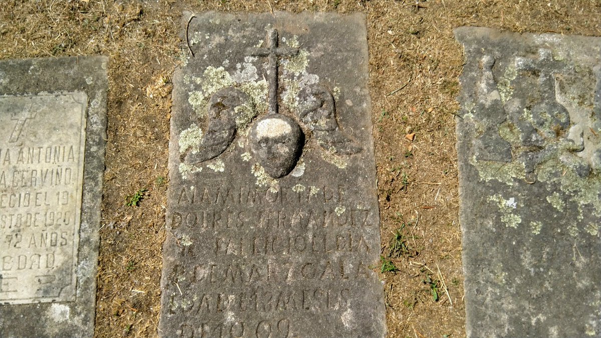 Y cráneo alado. Imposible que sea casualidad. El autor de estas lápidas tenía que conocer la iconografía puritana. Pero las de Sacos son de 1900. Para entonces, en Nueva Inglaterra hacía 100 años que nadie usaba estos motivos.- >