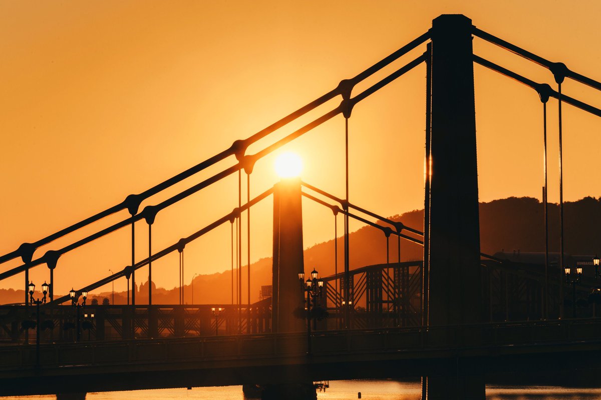 Pghbeautmeltpot's tweet photo. August 10, 2020~”Photo shot from the Clemente Bridge to frame the rising sun with the other Sister Bridges.”#pittsburgh #clementebridge
Photographer: @davedicello https://t.co/HRVKicXfEM