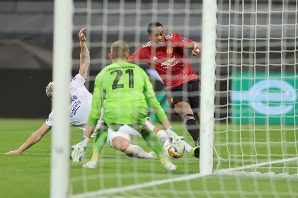 BBCSport's tweet photo. Karl-Johan Johnsson has made 13 saves this evening - the most by a goalkeeeper in a single #UEL game since 2009

Follow 👉 https://t.co/lprskPai1G 
Listen 📻 https://t.co/B0PYRrbnB9
#bbcfootball #MUNCOP https://t.co/BwrCzpx7wH