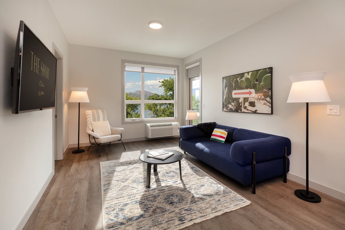ShoreKelowna's tweet photo. Did you know that our suites are composed by NYC-based interior designer, Ryan Lawson? Featuring a new generation of decor from independent brands with refined finishes. #TheShoreKelowna #LuxuryLiving #ShoreSuites #BeachfrontLiving #GyroBeach #LiveHere #VacationHere #Kelowna #YLW https://t.co/VQm2yepkZe