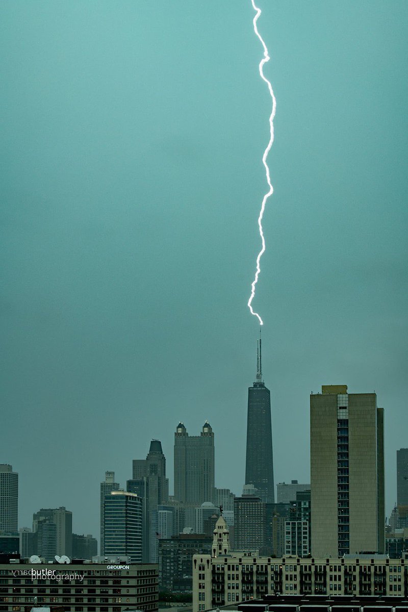 barrybutler9's tweet photo. Hancock Hit at 423pm on Monday in Chicago #lightning #storm #weather #ilwx #chicago #news https://t.co/P8SsS3VB9M