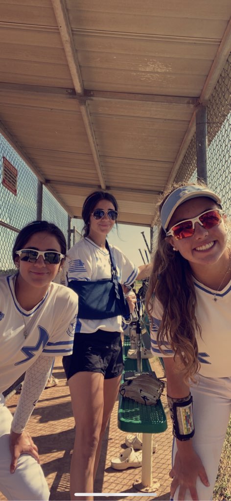 SageScarmardo's tweet photo. I heard it was national twin day this weekend!!! @summer_15scar is my other half. Even though she is still injured she always finds a way to work hard. She will come stronger out of this injury than she was before! I love you dude #alwaysaleader https://t.co/u7zvPnF3si
